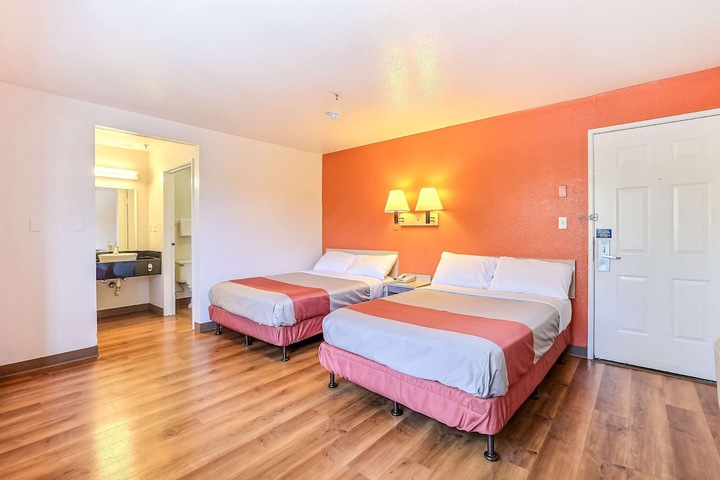1 Queen Bed (6 of 9)