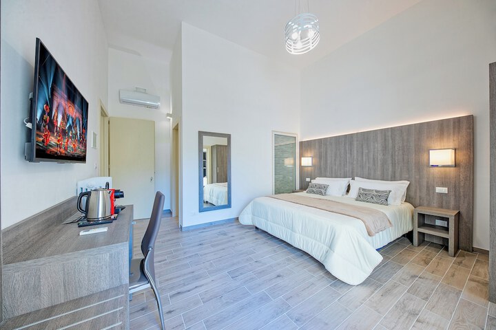 Room 6 of 32