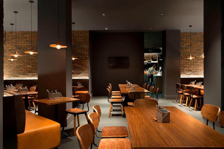 Lounge 77 of 124