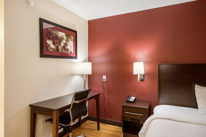 Deluxe King Bed (6 of 12)