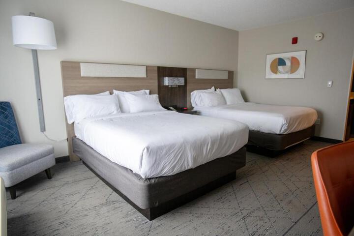 2 Queen Beds (8 of 13)