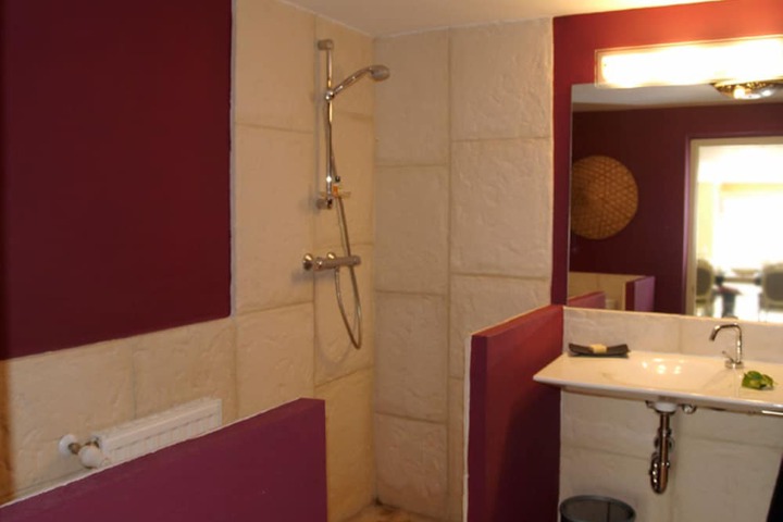 Room 4 of 28