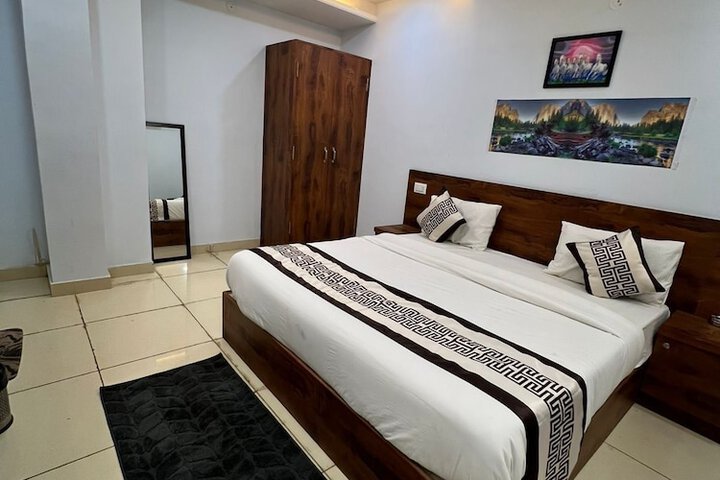 Room 8 of 13