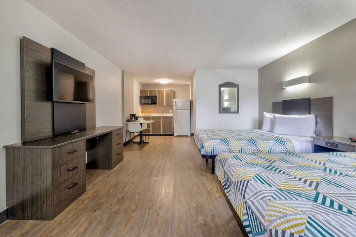 1 Queen Bed Kitchen (17 of 25)
