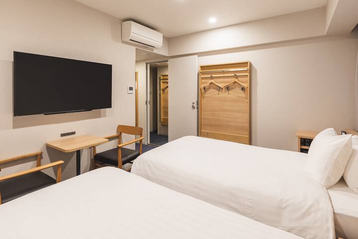 Room 16 of 76