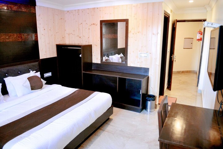 Room 5 of 16