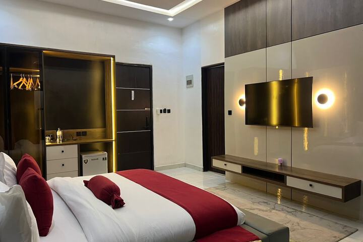 Room 4 of 12