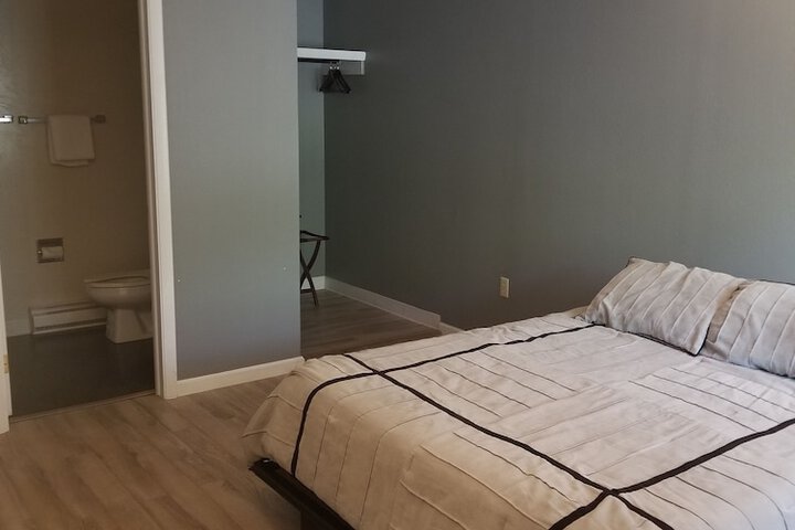 Room 7 of 12