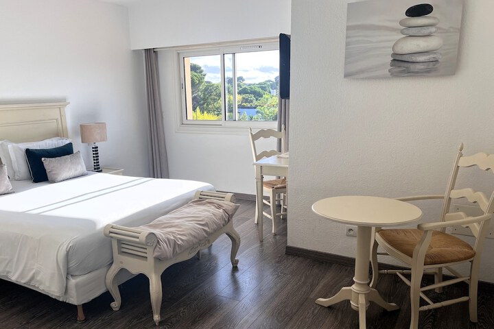Room 9 of 42