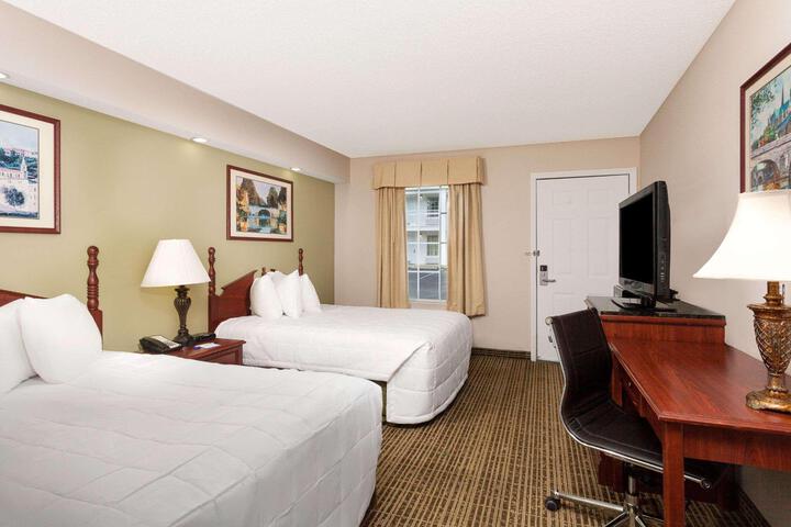 2 Double Beds (6 of 10)