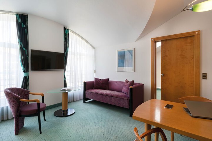 Room 31 of 102