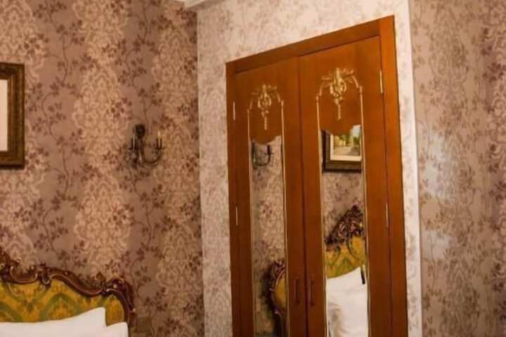 Room 11 of 25