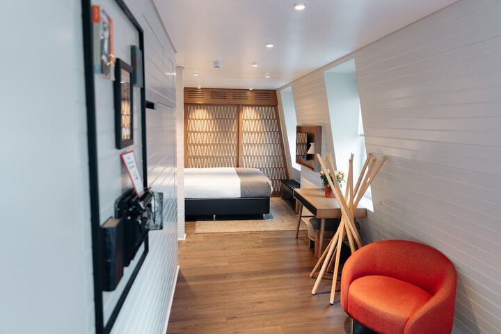 Room 46 of 65