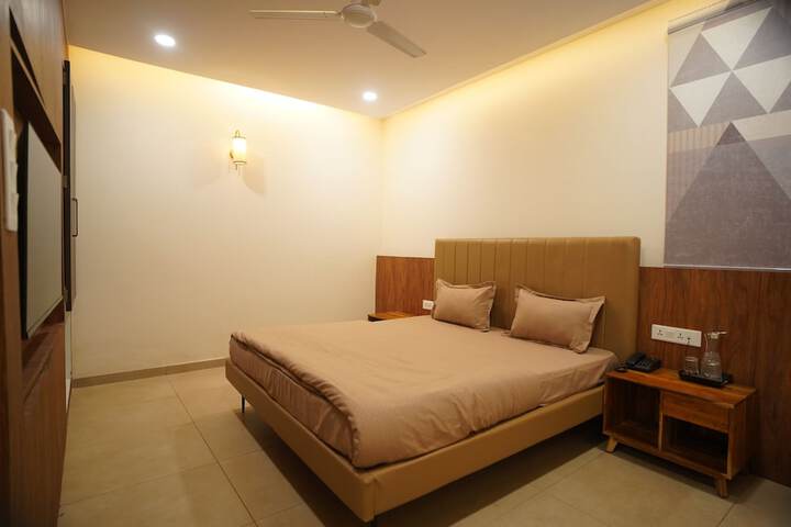 Room 10 of 32