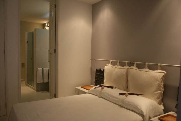 Room 8 of 106