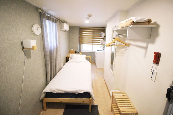 Room 3 of 178