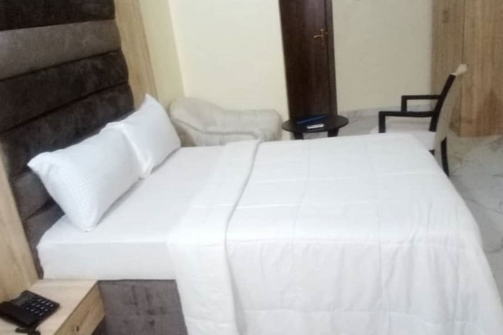 Room 5 of 15