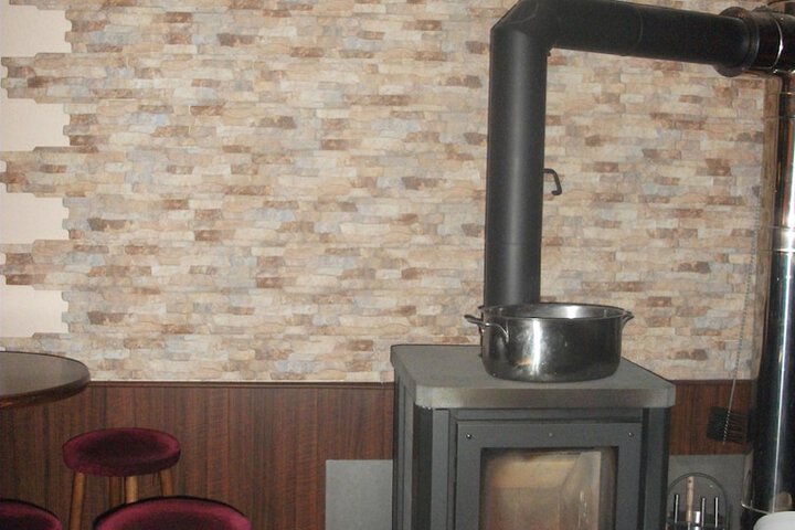 Lounge 33 of 38