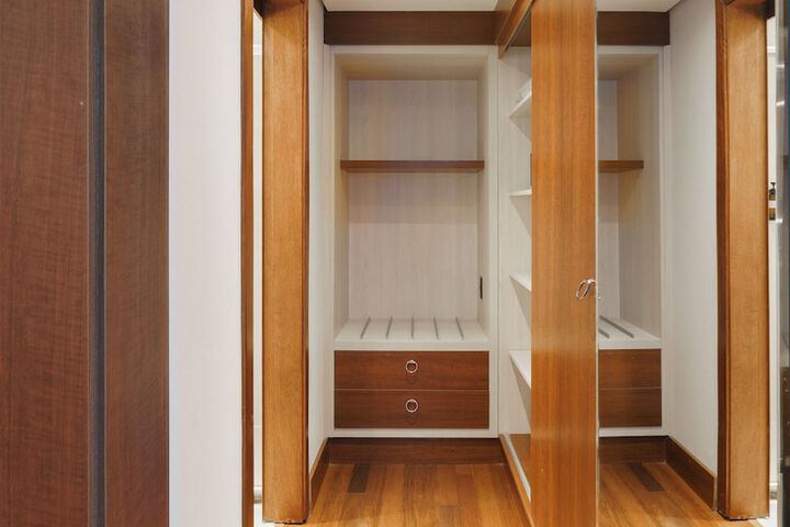 Room 8 of 142