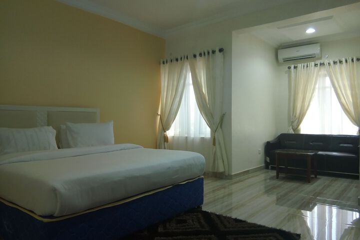 Room 6 of 32