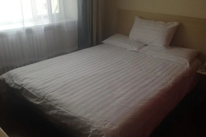 Room 4 of 8