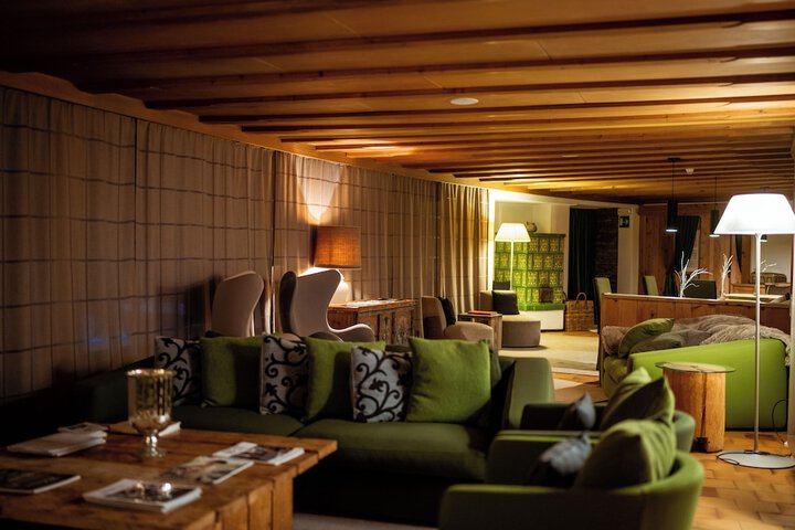 Lounge 124 of 145