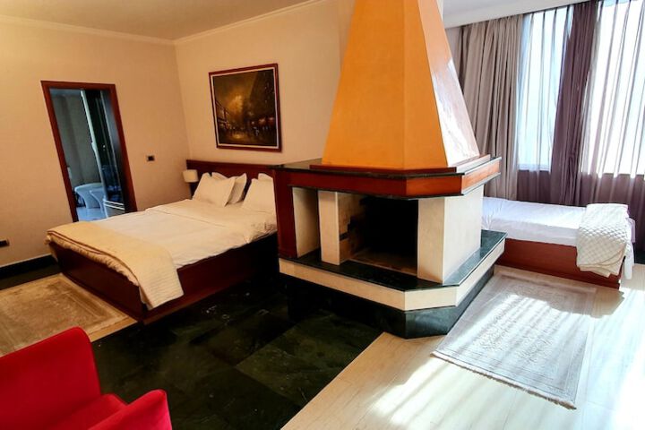 Room 12 of 28