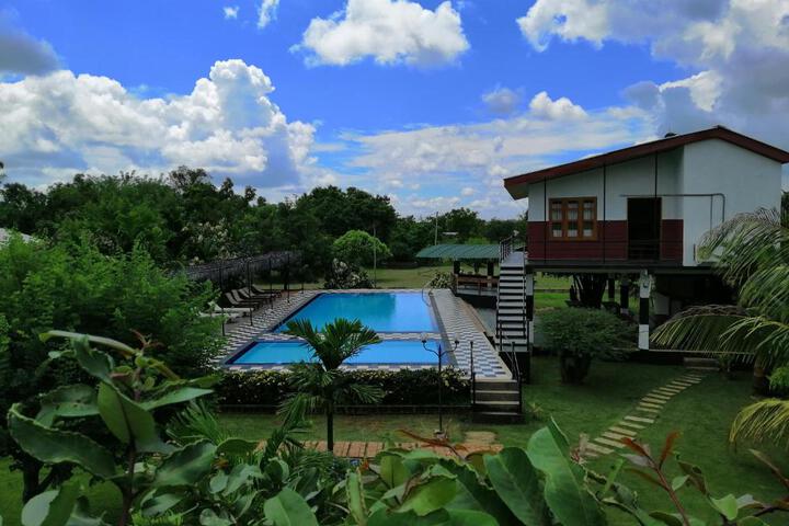 Eco Hotel Black & White - Anuradhapura
