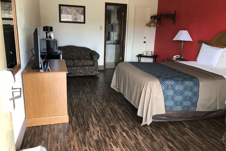 1 Queen Bed (4 of 7)