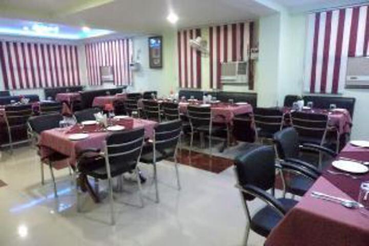 Dining 4 of 16