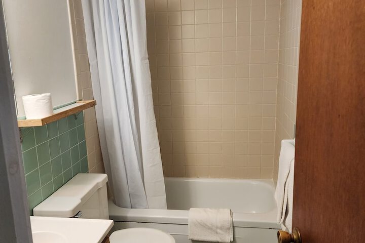 1 Bedroom Deluxe Queen Bed River View (2 of 11)