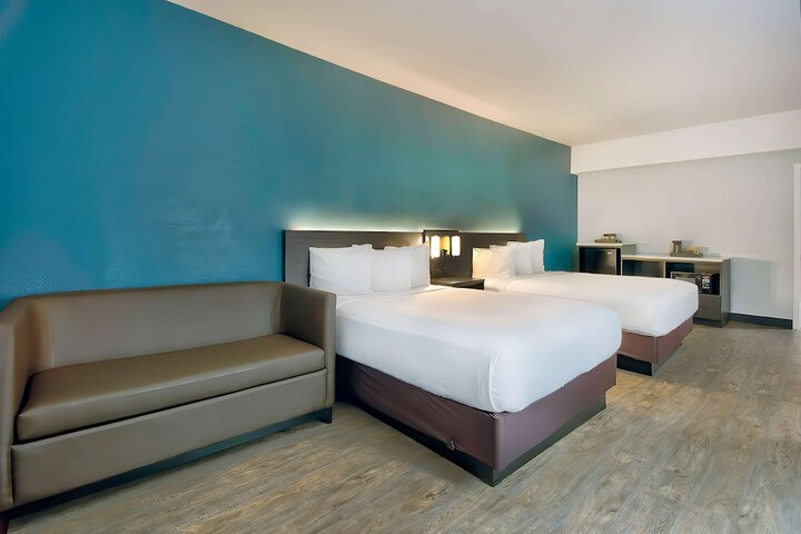 1 Queen Bed Modern (9 of 31)