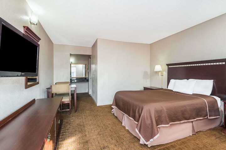 1 King Bed (7 of 8)