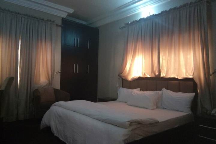 Room 4 of 8