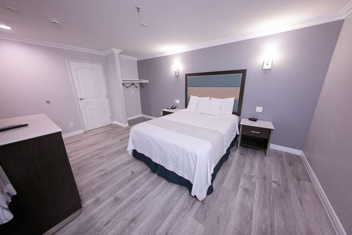 1 Queen Bed (1 of 17)