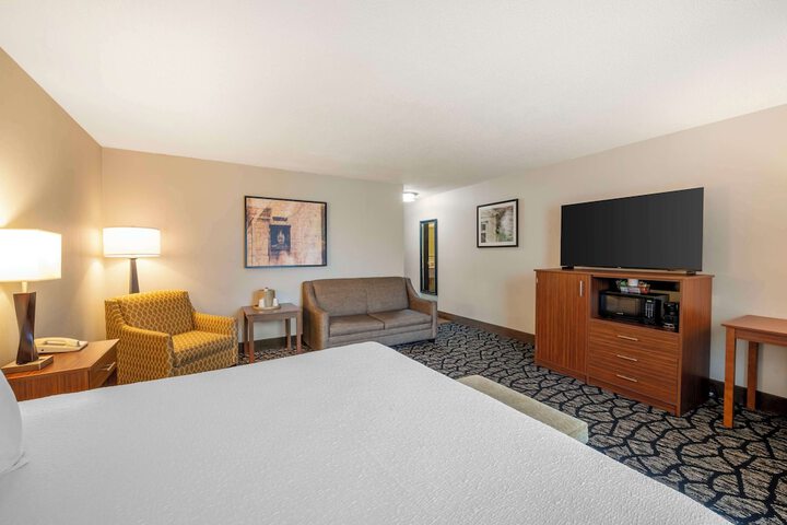 1 King Bed Microwave and Refrigerator WiFi Walk in Shower Full Breakfast (7 of 14)