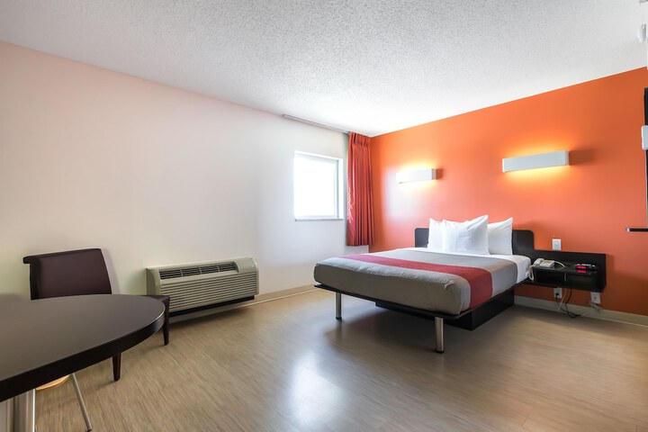 1 Queen Bed (4 of 48)
