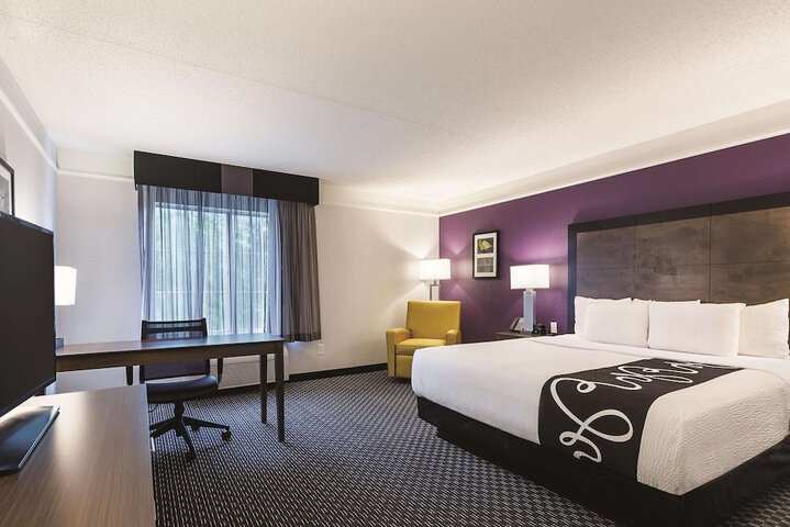 1 King Bed (2 of 14)