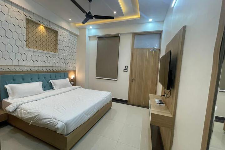 Room 3 of 7