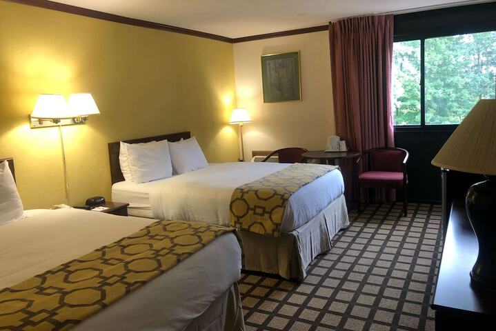 2 Queen Beds (6 of 9)