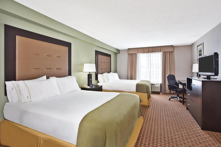 2 Queen Beds (2 of 8)
