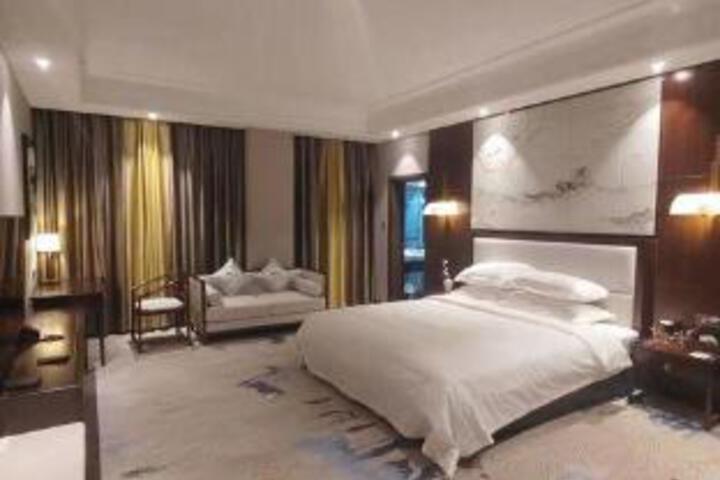 Room 6 of 7