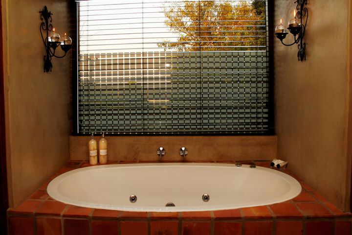 Deep soaking bathtub
