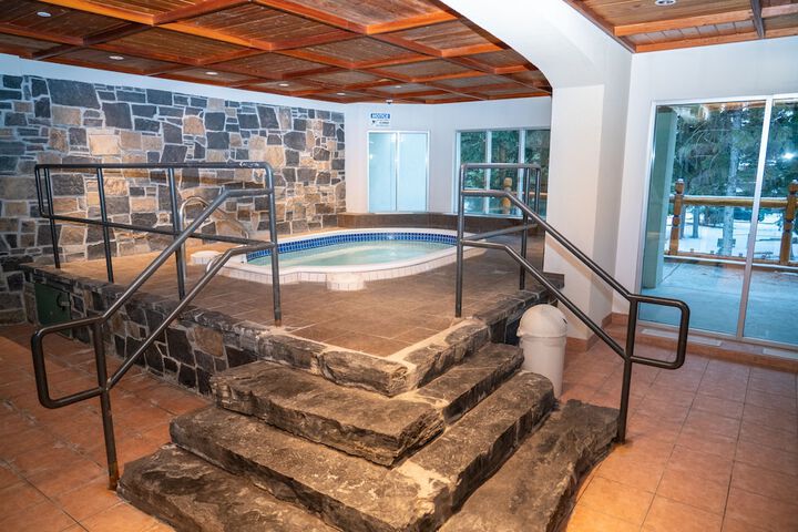 Indoor spa tub