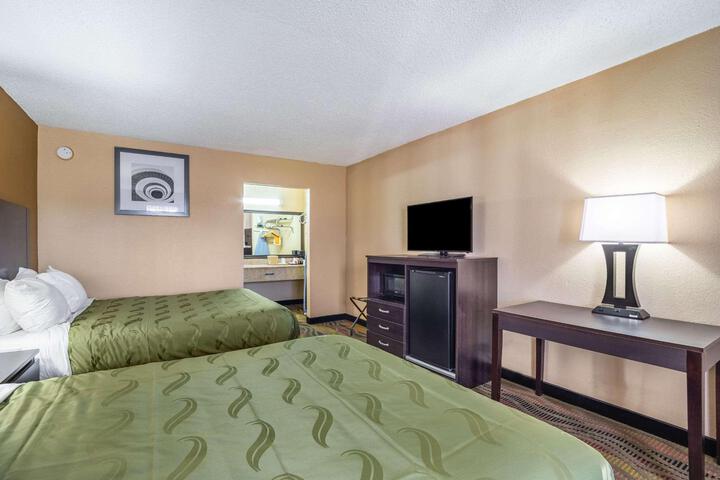 2 Queen Beds (6 of 9)