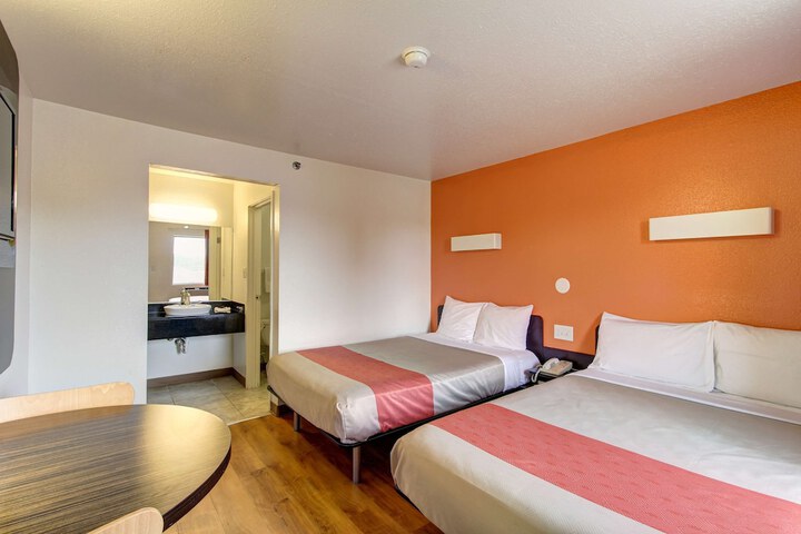 Deluxe Room 2 Double Beds Refrigerator, Microwave (2 of 4)