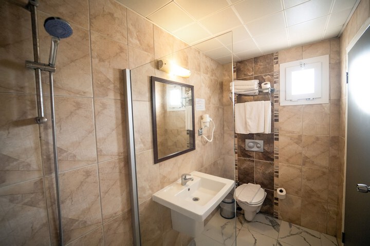 Room 12 of 28
