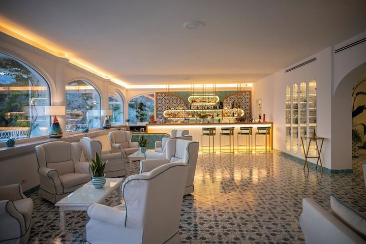 Lounge 94 of 134