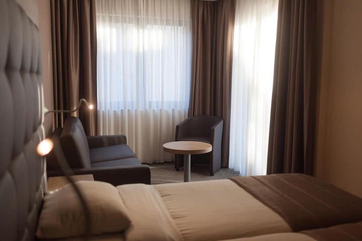 Room 10 of 28