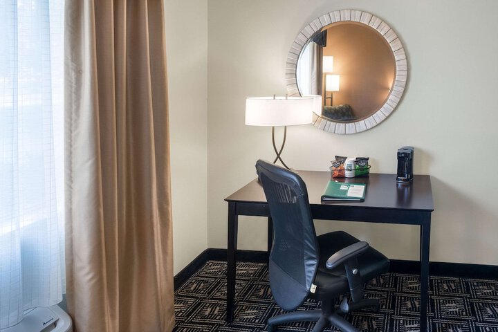 1 King Bed (4 of 7)